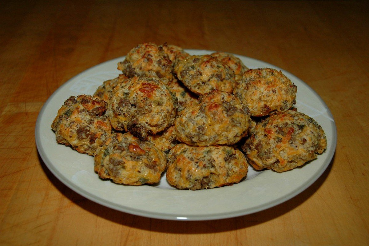 NUTRITION & MACROS for 4-Ingredient Savory Keto Sausage Cheese Balls: Macro Breakdown & Daily Values