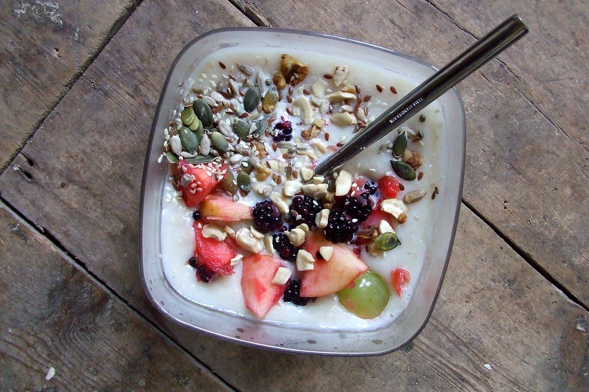 STEP 01 for Creamy Vanilla Almond High-Protein Overnight Oats: Measure Rolled Oats & Chia Seeds