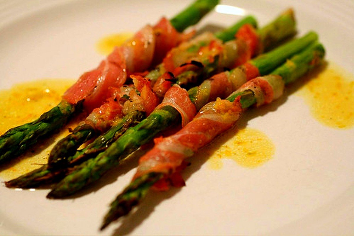 STEP 04 for Crispy Bacon Wrapped Asparagus with Melted Cheddar: Season with Black Pepper & Garlic